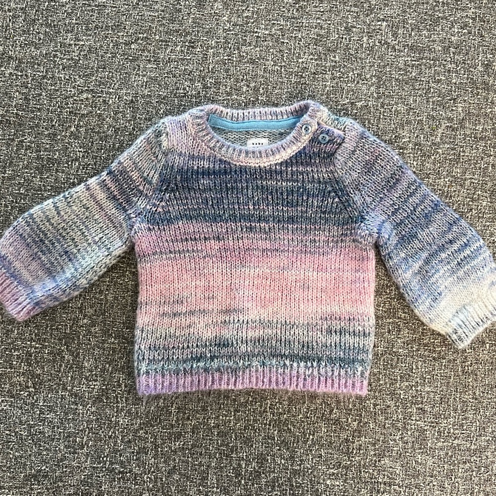Gently worn & in great condition Gap Baby Ombre Crewneck Sweater 3-6 months